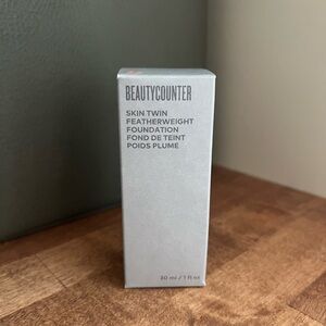 Brand New NIB Beautycounter Skin Twin Featherweight Foundation in Light 230
